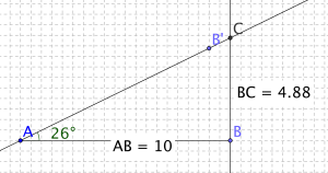 Tegningen av hvordan vi finner høyden. Linjestykket AB er 10 cm. Vinkelen BAC er 26 grader og vinkelbeinet skjærer den loddrettelinjen som går gjennom B i punktet C. Linjestykket BC er lik 4,88 cm.